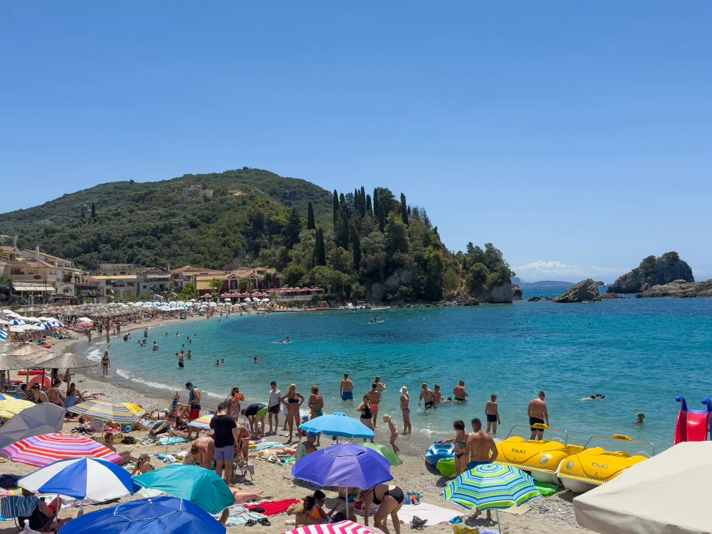 Plaże Grecji są pełne ludzi. W wodzie zaś żyją żółwie morskie Plaże Grecji są pełne ludzi. W wodzie zaś żyją żółwie morskie