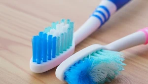 Gdzie wyrzucać szczoteczkę do zębów? Większość Polaków robi to źle