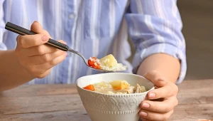 Dietę lekkostrawną stosuj w chorobie i by ulżyć jelitom. Od razu poczujesz się lżej