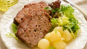 Ekspresowa pieczeń rzymska z porem i gruszką Jurka Sobieniaka. Obiad z piekarnika w pół godziny