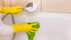 Jak wyczyścić i wybielić wannę? Tak pozbędziesz się pleśni i osadów