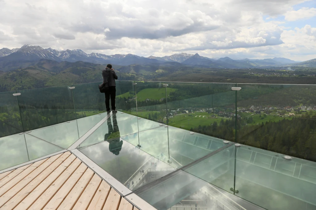 W Polsce jest wiele punktów widokowych. Co rusz budowane są nowe wieże, z których roztaczają się piękne krajobrazy. W Polsce jest wiele punktów widokowych. Co rusz budowane są nowe wieże, z których roztaczają się piękne krajobrazy.