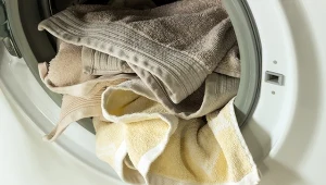 Żaden płyn do płukania. Tak usuniesz brzydki zapach i plamy z ręczników