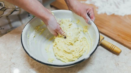 Ciasto gniecione powstaje w misce, po ugnieceniu wszystkich składników 