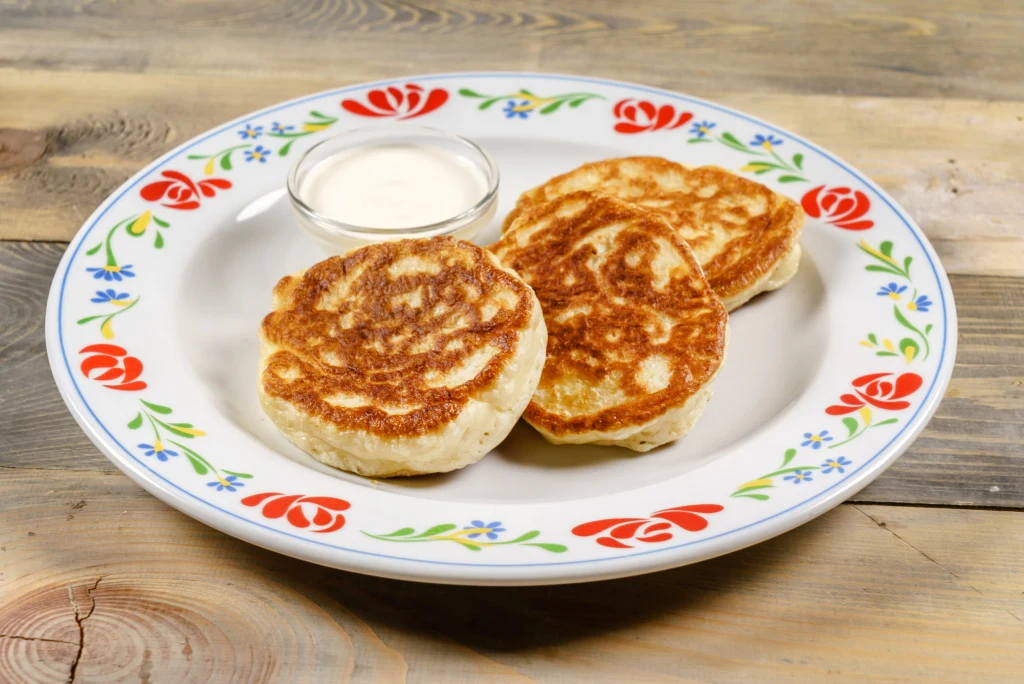 Serek wiejski doskonale sprawdza się jako baza do past, sosów i placuszków