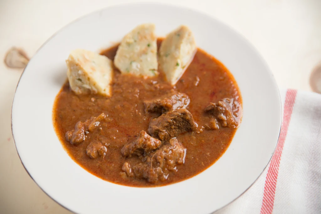 Podczas przyrządzania zupy gulaszowej ważny jest czas przygotowywania, jak również dodatki i przyprawy Podczas przyrządzania zupy gulaszowej ważny jest czas przygotowywania, jak również dodatki i przyprawy