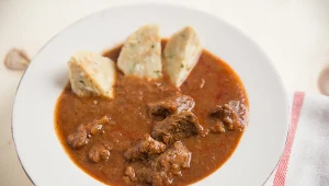 Podczas przyrządzania zupy gulaszowej ważny jest czas przygotowywania, jak również dodatki i przyprawy 