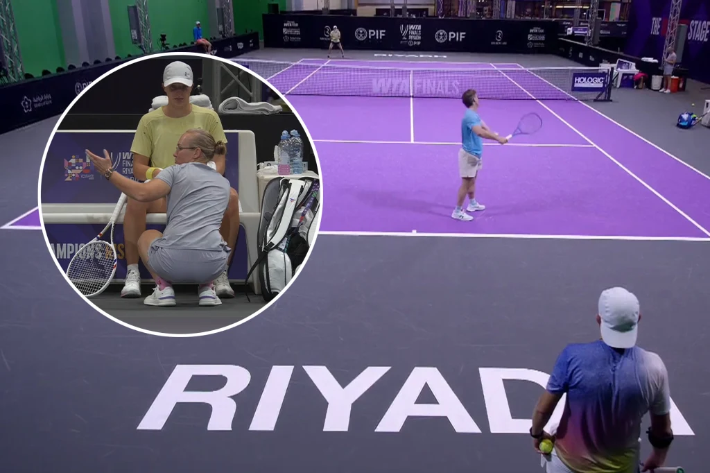 Trening Igi Świątek w Rijadzie Kort tenisowy z fioletową nawierzchnią, na którym trenuje kilku zawodników, jeden z nich przygotowuje się do serwisu. W prawym dolnym rogu widoczny jest drugi zawodnik, a na środku znajduje się duży biały napis 'RIYAD'. Wstawka pokazuje konsultację ten...