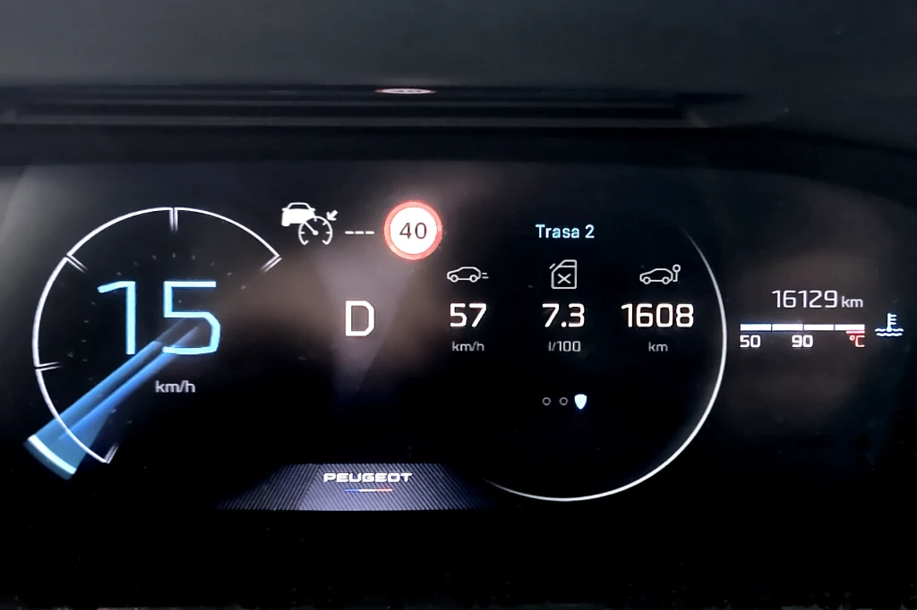 Średnie zużycie paliwa na dystansie 1600 km o 7,3 l/100 km Cyfrowy wyświetlacz tablicy rozdzielczej samochodu marki Peugeot prezentujący aktualną prędkość jazdy, wybraną trasę, zużycie paliwa oraz przebieg pojazdu. Po lewej stronie widoczny duży wskaźnik prędkości, po prawej zestaw informacji dodatkowych wraz ...