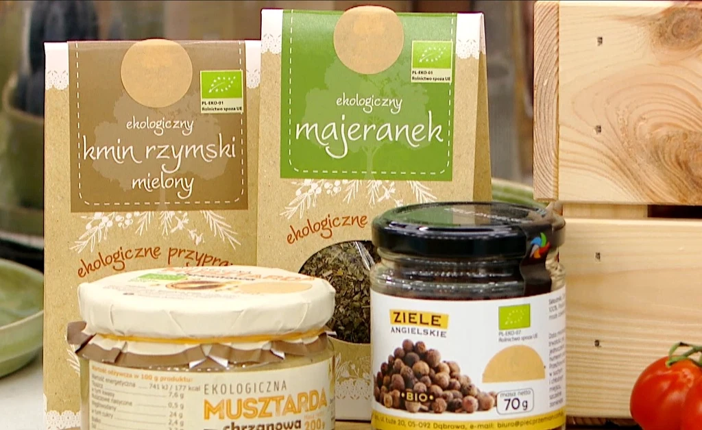 Podajemy soczewicę z warzywami i boczkiem, posypaną natką pietruszki, obok kładziemy kawałek złocistej kiełbasy