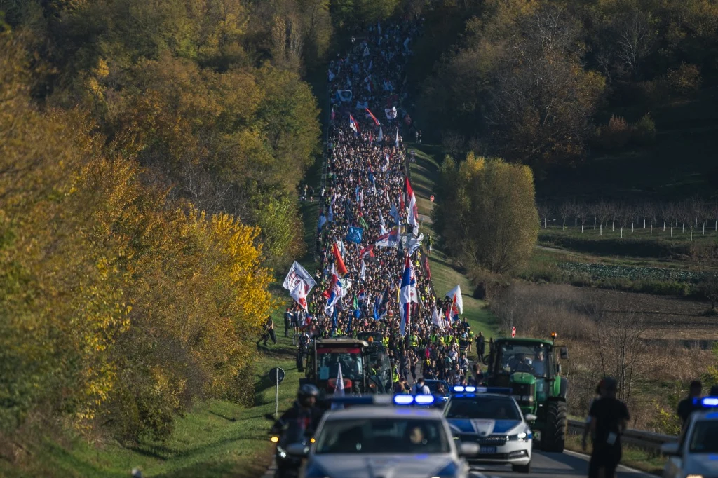 Tysiące ludzi zmierza do Nowego Sadu przed rocznicą tragedii na dworcu kolejowym Tysiące ludzi zmierza do Nowego Sadu przed rocznicą tragedii na dworcu kolejowym
