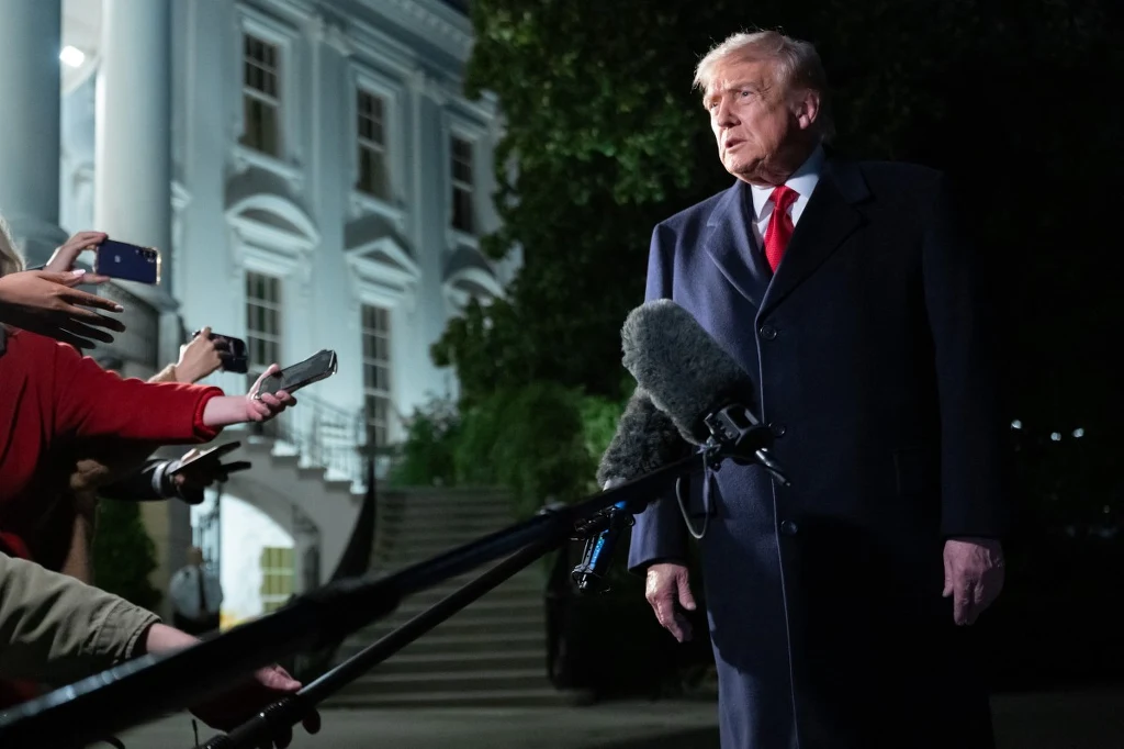 Donald Trump na tle Białego Domu. Wprowadzono nowe przepisy, dotyczą dziennikarzy Donald Trump na tle Białego Domu. Wprowadzono nowe przepisy, dotyczą dziennikarzy