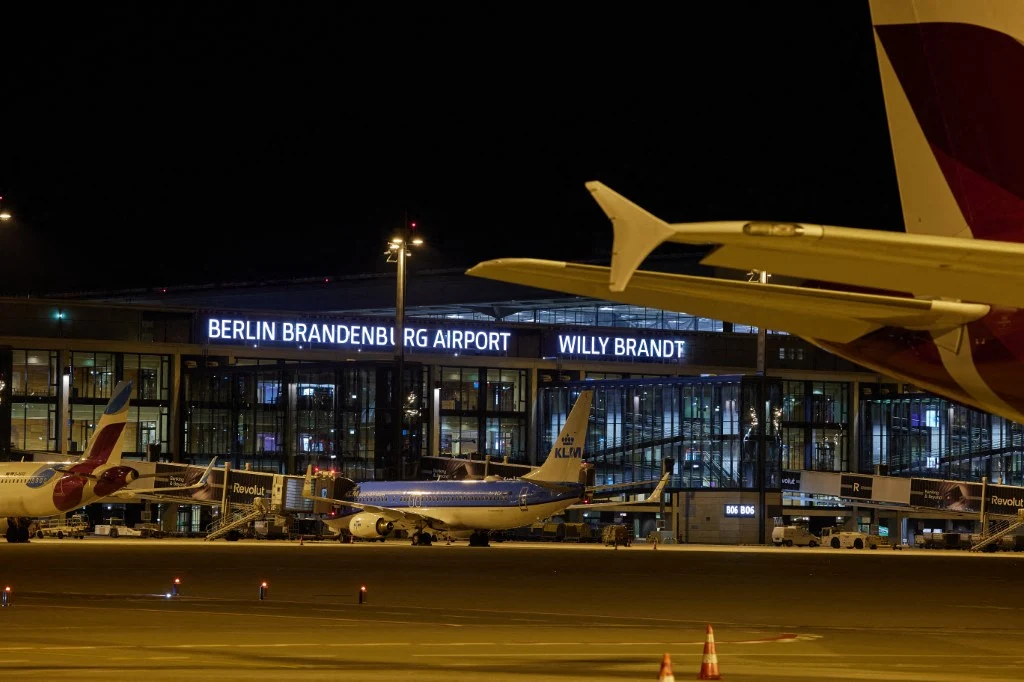 W okolicy lotniska w Berlinie zlokalizowano "niezidentyfikowane drony". Port lotniczy został zamknięty na dwie godziny W okolicy lotniska w Berlinie zlokalizowano "niezidentyfikowane drony". Port lotniczy został zamknięty na dwie godziny