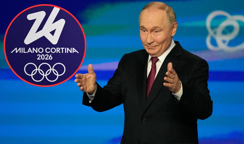 Prezydent w garniturze stoi na tle niebieskiej sceny z logo Zimowych Igrzysk Olimpijskich Mediolan-Cortina 2026 po lewej stronie kadru, gestykulując rękami.