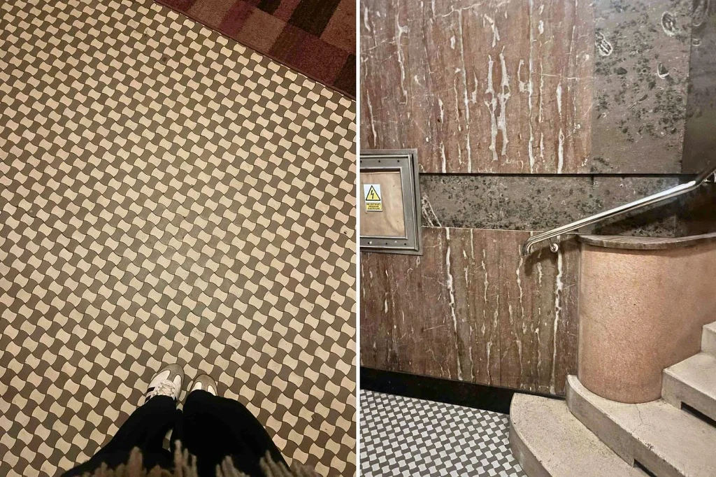 Gorseciki w hallu wejściowym kamienicy Mozaikowa podłoga w geometryczne wzory, fragment klatki schodowej wyłożonej marmurem i metalową poręczą, schody prowadzące w górę oraz fragment osoby stojącej na posadzce widoczny z góry.