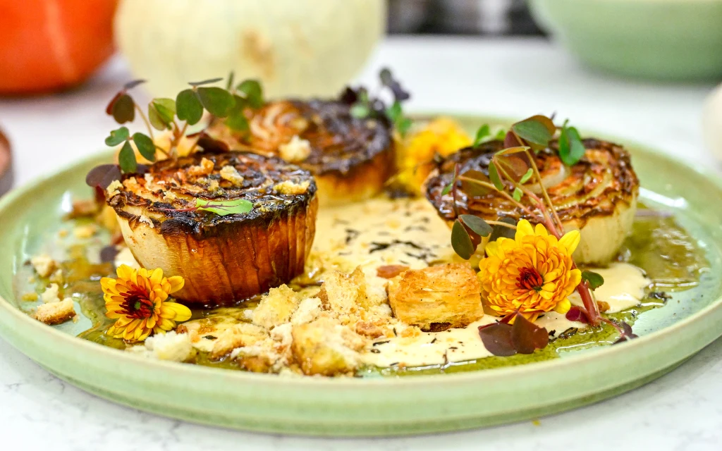 Pieczona cebula Jurka Sobieniaka. Kultowa przekąska w domowym wydaniu