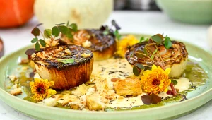 Pieczona cebula z sosem serowym i grzankami korzennymi, czyli Jurka Sobieniaka jesienna przekąska idealna