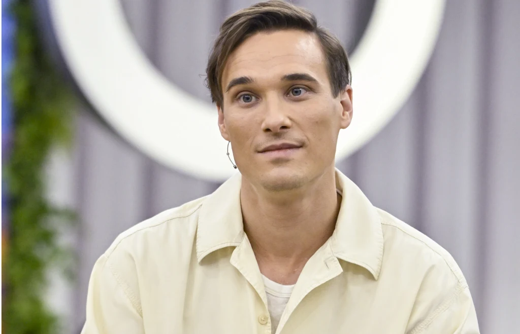 Maurycy Popiel w "halo tu polsat".