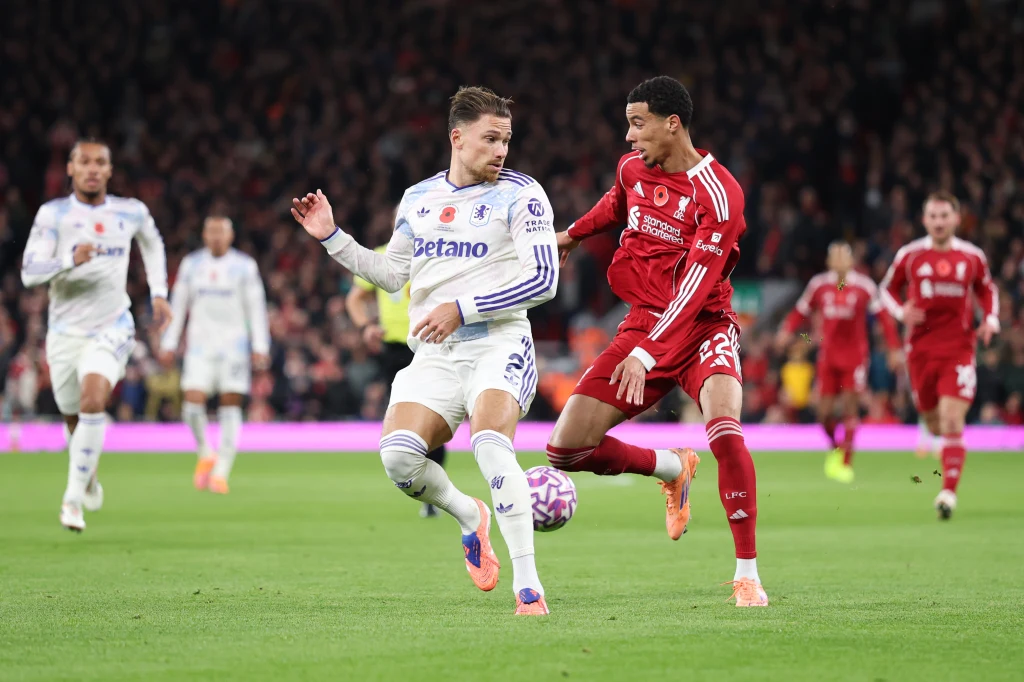 Matty Cash w meczu przeciwko Liverpoolowi Matty Cash w meczu przeciwko Liverpoolowi