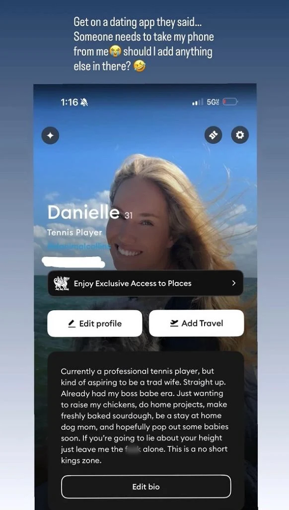 Danielle Collins szuka męża Kobieta z długimi blond włosami uśmiecha się szeroko, w tle niebo z chmurami. Na ekranie widoczny jest ekran telefonu z aplikacją randkową, na której opisany jest jej profil jako tenisistki oraz informacje na temat jej preferencji i osobowości.