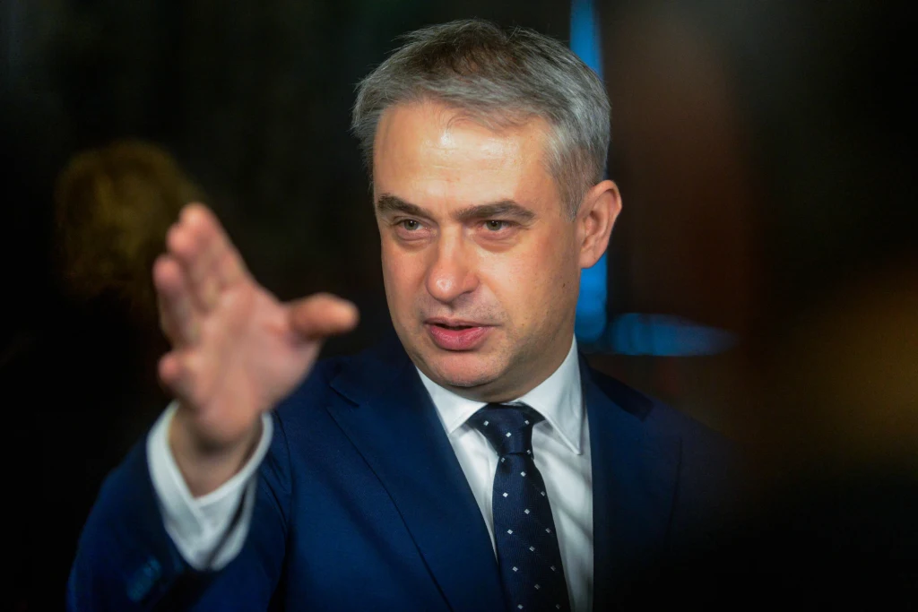 Minister cyfryzacji Krzysztof Gawkowski (na zdj.) apeluje do klientów serwisu SuperGrosz o zachowanie szczególnej ostrożności