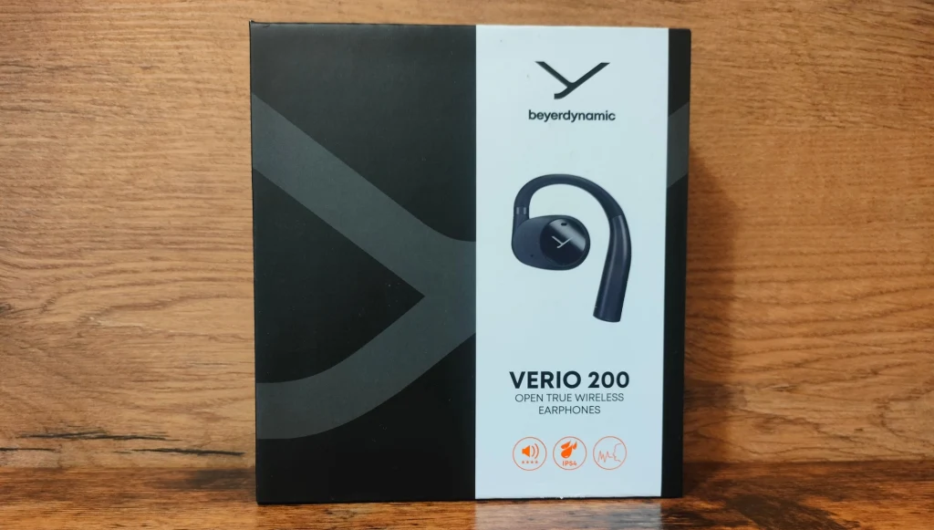 Czarne pudełko z logo firmy Beyerdynamic oraz dużym napisem Verio 200 umieszczonym na białej etykiecie, z widoczną ilustracją bezprzewodowej słuchawki dousznej typu open fit.
