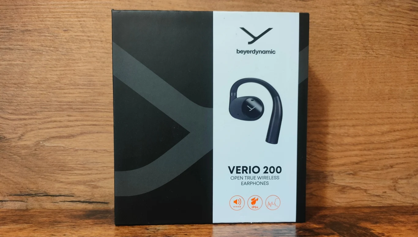 Beyerdynamic Verio 200 Czarne pudełko z logo firmy Beyerdynamic oraz dużym napisem Verio 200 umieszczonym na białej etykiecie, z widoczną ilustracją bezprzewodowej słuchawki dousznej typu open fit.