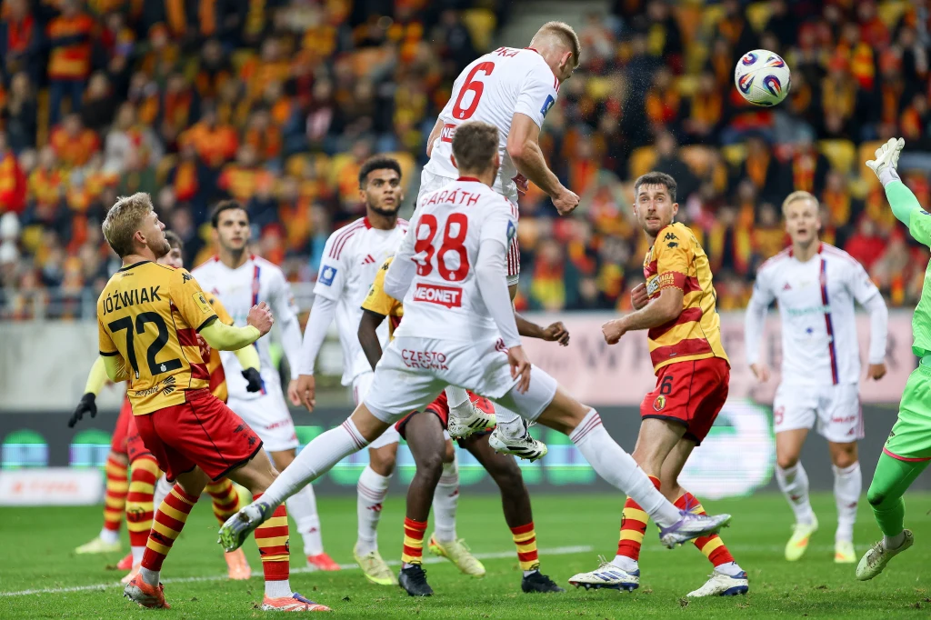 Oskar Repka w akcji podczas meczu Jagiellonia - Raków
