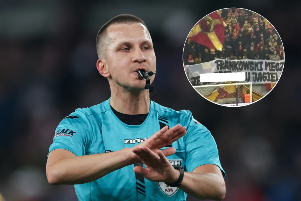 Kibice Jagiellonii Białystok uderzyli w sędziego Bartosza Frankowskiego Sędzia piłkarski w niebieskim stroju daje sygnał rękami, mając gwizdek w ustach, na drugim planie transparent z napisem na trybunach wśród kibiców.