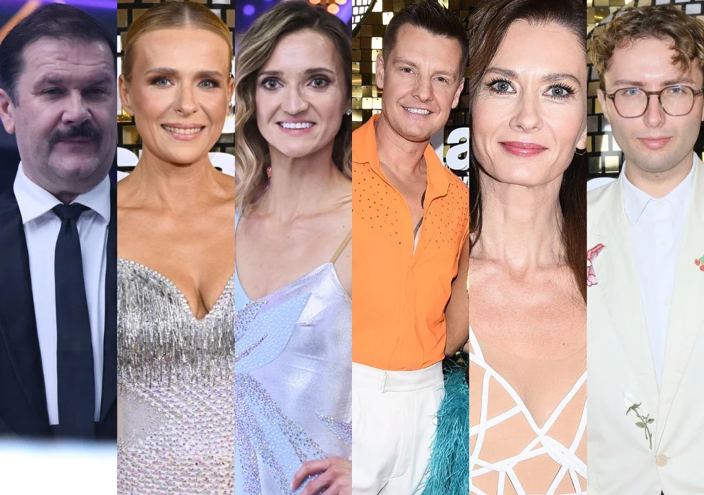 Grupa sześciu osób ubranych w eleganckie stroje, stojących na tle dekoracyjnej ścianki z geometrycznym wzorem i oświetleniem. Osoby uśmiechnięte, zwracające się przodem do aparatu, każda w oryginalnym stylu wieczorowym.