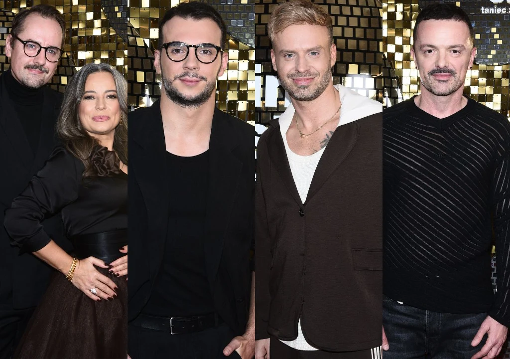 Czworo dorosłych osób pozuje w eleganckich strojach na tle złotej, błyszczącej mozaiki.