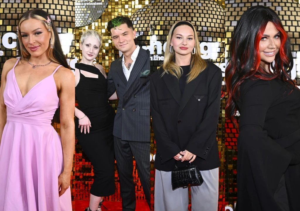 Grupa osób ubrana elegancko podczas oficjalnej gali na tle złotej, błyszczącej ściany dekoracyjnej. Kobieta w jasnoróżowej sukni, para w ciemnych stylizacjach, kobieta w czarnym żakiecie oraz kobieta o ciemnych włosach z czerwonymi pasemkami.