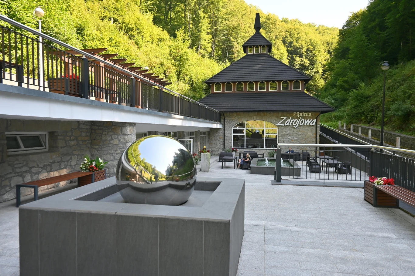 Uzdrowisko, które odzyskuje swój dawny blask. Co oferuje przybyłym turystom i kuracjuszom?