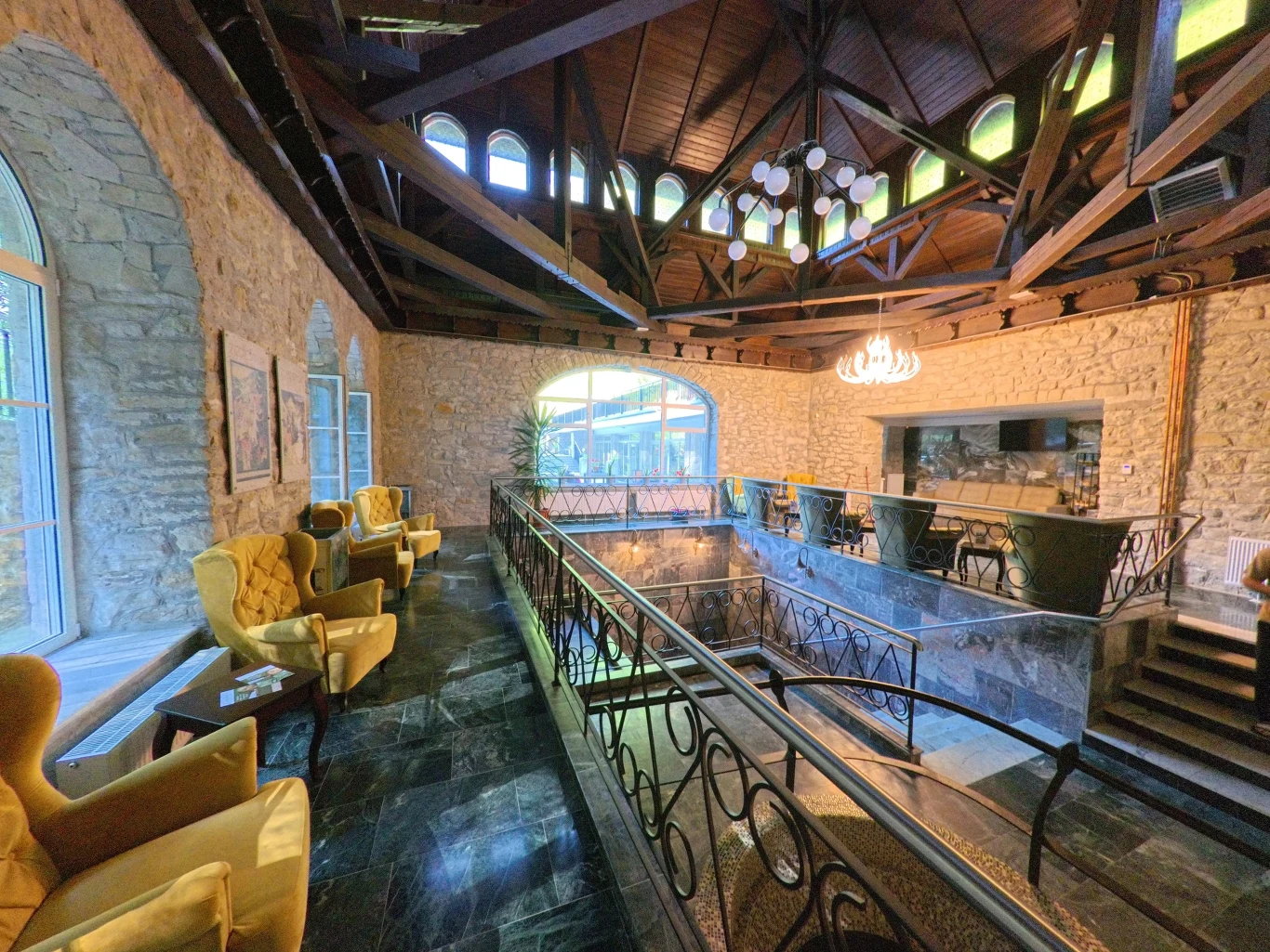 Pijalnia wody mineralnej Anna & Pijalnie Cechini zachwyca wnętrzem, w którym dominuje kamień, marmur oraz drewno