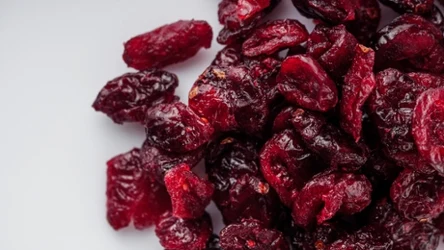 Zimą wybór świeżych owoców w sklepach jest ograniczony jednak można sięgać po produkty liofilizowane