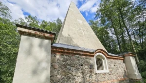 Tajemniczy grobowiec na Mazurach. To miejsce wybrano nieprzypadkowo