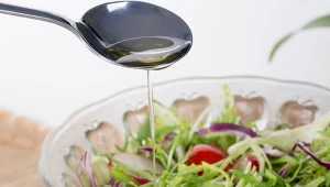 Łyżka dziennie wystarczy, by skóra wyglądała młodziej. Polej nim sałatkę 