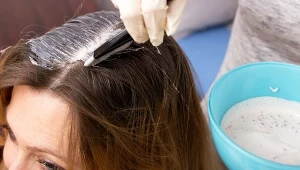Zapomnij o siwych odrostach. Domowa płukanka, a efekt jak z salonu