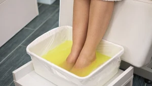 Wrzuć do miednicy i zanurz stopy. Zmiękcza grubsze, żółte zrogowacenia