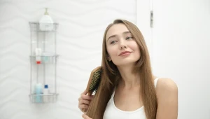 Deszcz? A twoje włosy dalej gładkie! Zdradzamy trik, który działa cuda