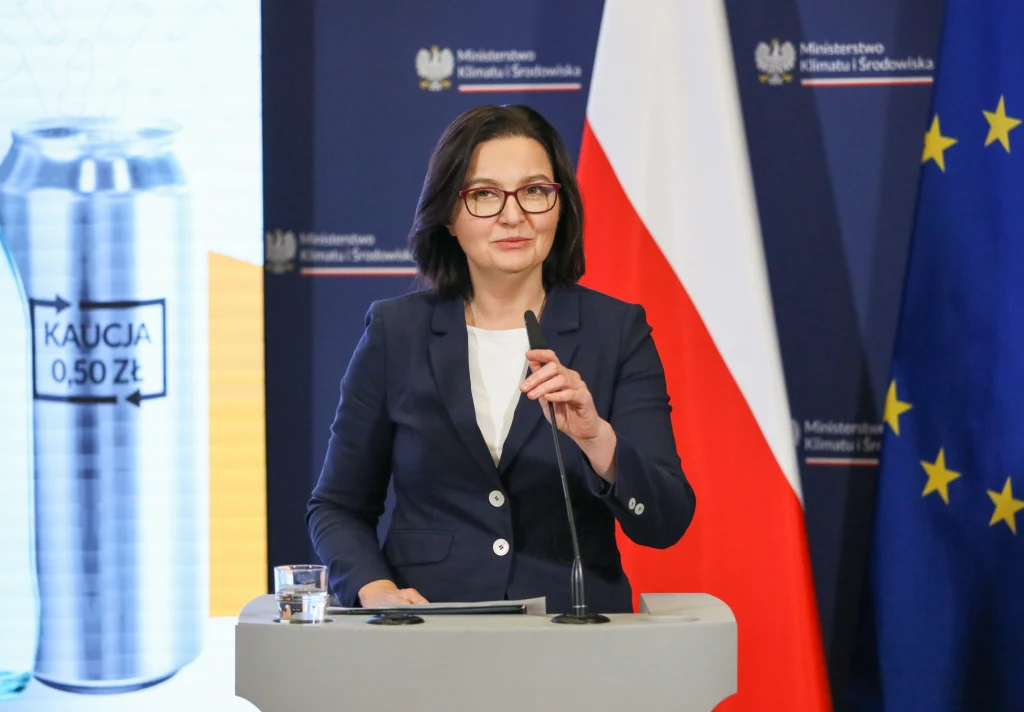 Wiceministra Anita Sowińska wypowiedziała się na temat wielorazowych butelek szklanych w systemie kaucyjnym Wiceministra Anita Sowińska wypowiedziała się na temat wielorazowych butelek szklanych w systemie kaucyjnym