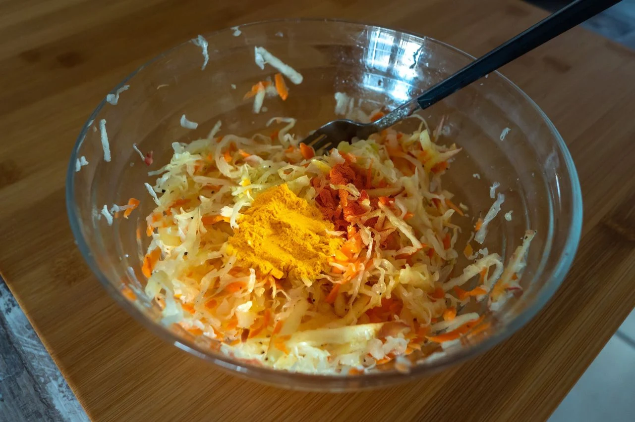 Do kiszonej sałatki na odporność trafia dużo przypraw wzmacniających układ immunologicznych, m.in. kurkuma i pieprz cayenne