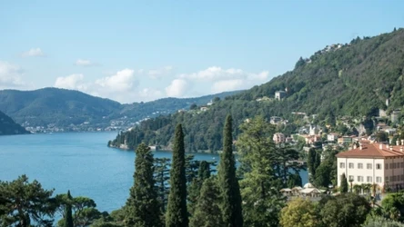 Widok na jezioro Como z Montrasio, gdzie znajduje się najlepszych hotel w Europie