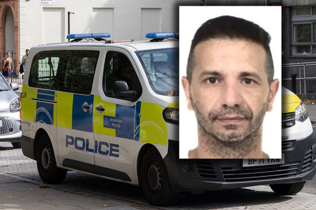 44-Polak ma zostać ekstradowany do Polski w Wielkiej Brytanii. Dopuścił się szeregu przestępstw Radiowóz policyjny z widocznym napisem „POLICE” zaparkowany na ulicy miasta, na przodzie znajduje się duże wyraźne zdjęcie mężczyzny o krótkich, ciemnych włosach i lekkim zaroście.