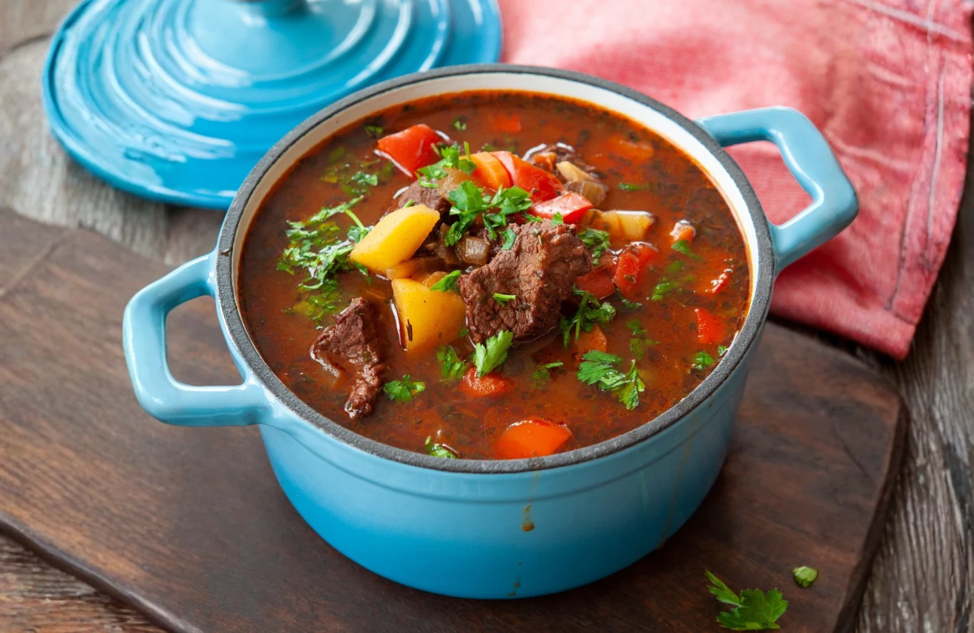 Gulasz z pręgi wołowej to danie, które świetnie sprawdzi się na specjalne okazje Gulasz z pręgi wołowej to danie, które świetnie sprawdzi się na specjalne okazje