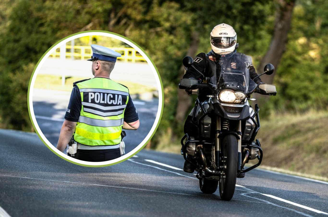 Prawo jazdy miał, dokumentu nie. Dostał 1500 zł kary i zakaz prowadzenia. Policjant w kamizelce odblaskowej stoi przy drodze, a po jezdni jedzie motocyklista w kasku na czarnym motocyklu. Po obu stronach znajduje się zieleń, a całość odbywa się na spokojnej, dobrze utrzymanej jezdni.
