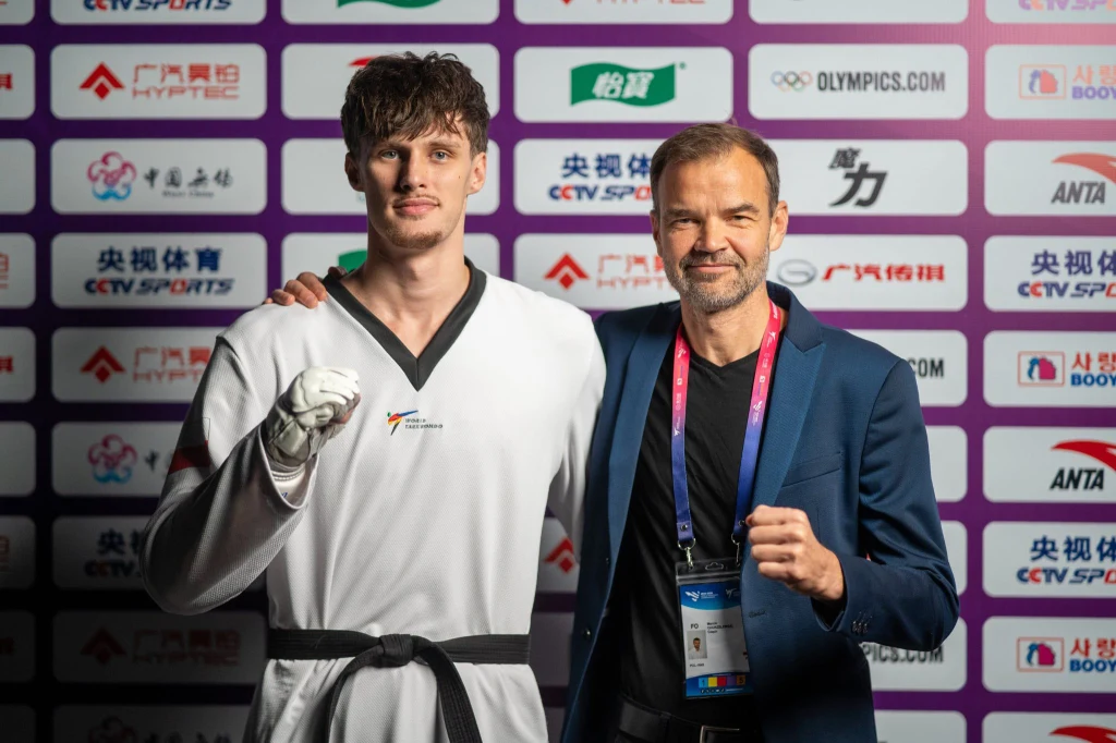 Szymon Piątkowski (po lewej) z trenerem Marcinem Chorzelewskim