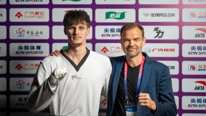 Szymon Piątkowski (po lewej) z trenerem Marcinem Chorzelewskim