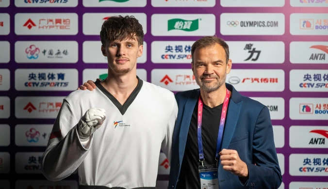 Szymon Piątkowski (po lewej) z trenerem Marcinem Chorzelewskim