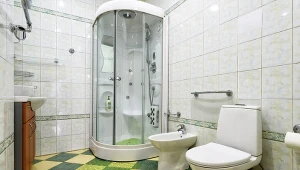 Pochłania wilgoć w łazience jak odkurzacz. Ustaw obok wanny lub prysznica